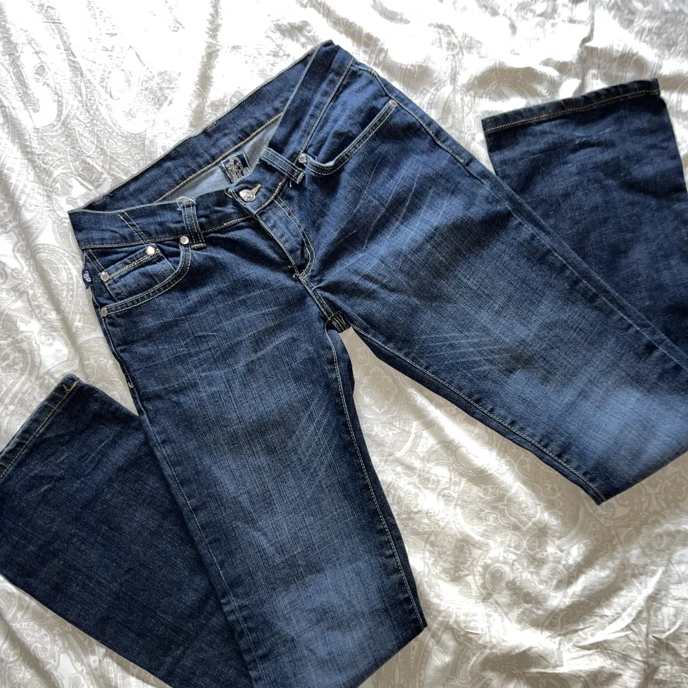 Säljer dessa snygga lågmidjade Victoria Beckham jeans 🤩 bootcut modell!😍 för små på mig med storlek 38, därav INGA bilder på! Men skulle passa bra på en 34 eller liten 36!🥰 Midja: ca 78 cm, höft: ca 98 cm, Innerbenslängd: ca 84 cm🫶🏼. Jeans & Byxor.