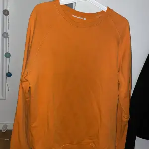 Orange oversized sweatshirt från weekday i storlek L, knappt använd. Kontakta mig innan ni använder köp nu <3