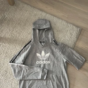 Adidas hoodie - Säljer den skönaste tröja jag haft på mig då den är för liten. Nästan aldrig använd för att den ej passar. Skick: 10/10. 