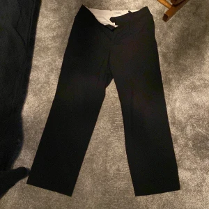 Weekday Kostymbyxa - Säljer ett par kostymbyxor från weekday. Passformen är loose. Säljer pga de har blivit för små, storlek 48. Nypris: 650 kr