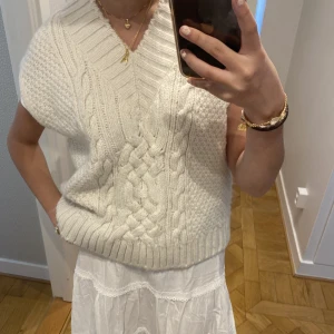 Stickad väst - Stickad väst från H&M. Den köptes 2020 och använts 3 gånger. Den är i fint skick men har några få noppror. Utöver det ser den oanvänd ut. Jätte fin med en kjol osv och passar bra till sommaren. Kontakta för köp 💗💗💗