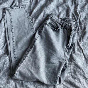 Jeans  - Gråa jättesnygga raka jeans från Gina, sälj pga hade två likadana, jättebra skick 