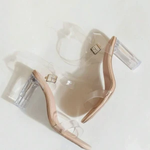 Klackar - Helt oanvända klackar. Enbart provat dem en gång men var för stora. Beställde strl 36 men är mer en 37/38.