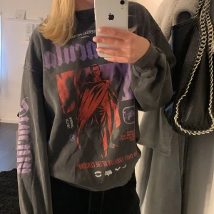 Sweatshirt hm  - Säljer denna sweatshirt från hm då det inte riktigt är min stil, den är i storlek s och är lite oversized! Bara använd fåtal gånger 