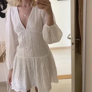 VIT ZARA KLÄNNING - Säljer en vit klänning i som nytt skick i storlek XS. Så himla himla fin till både midsommar och studenten, med fina detaljer ❤️