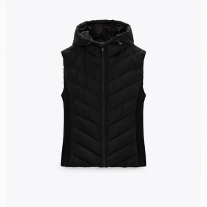 Zara väst  - Säljer denna väst då den inte kommer till användning, den köptes i mars 2023 och jag har använt den typ 2-3 gånger sen dess så den är helt ren och fin   Pris kan diskuteras, men köparen står för frakten! 