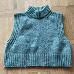 Gina tricot väst - Croppad Stickad Gina tricot väst i färg turkos. Storlek 152. Västen är i mycket bra skick använd endast 1 gång.