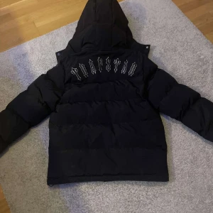 Trapstar  - Hjälper en vän att sälja en äkta trapstar jacka som är selsynt finns kvitto diketalt kan sänkas snabb affär och går för 6400kr 