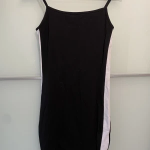 Bodycon klänning - Mjuk och stretchig material. Sitter tight på kroppen och slutar över knäna!