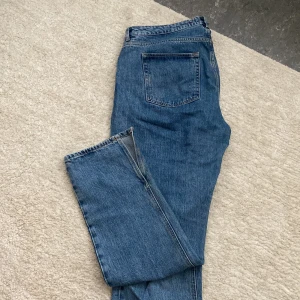 Blåa jeans med slits - Snygga jeans med slits nedtill på båda benen. Long straight leg modell💘