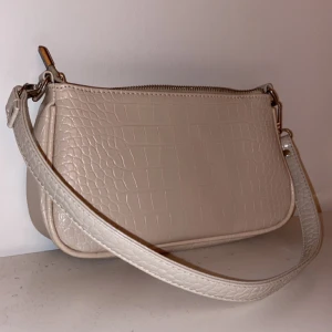 Väska - Köpt på ginatricot för 2 år sen. Säljer då jag aldrig använde väskan efter det. Inte sett samma väska i butiken så tror den slutat säljas. Nypris 300kr🩷