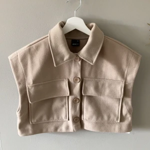 Väst - Nu säljer jag min helt oanvända väst, för att den hängt i garderoben ett bra tag  och aldrig används. Storlek xxs men skulle säga att den passar även s och kanske M beroende på hur kroppad och lång man vill att den ska vara. Kontakta mig tryck inte på köp