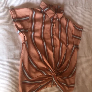 Knapptröja - Säljer denna knapptröjan pga att den inte används längre 🫶🏽 I väldigt bra skick :)