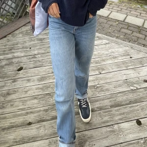 Raka jeans från Zara - Säljer raka blåa jeans från zara som passar till allt!  GRATIS FRAKT💃