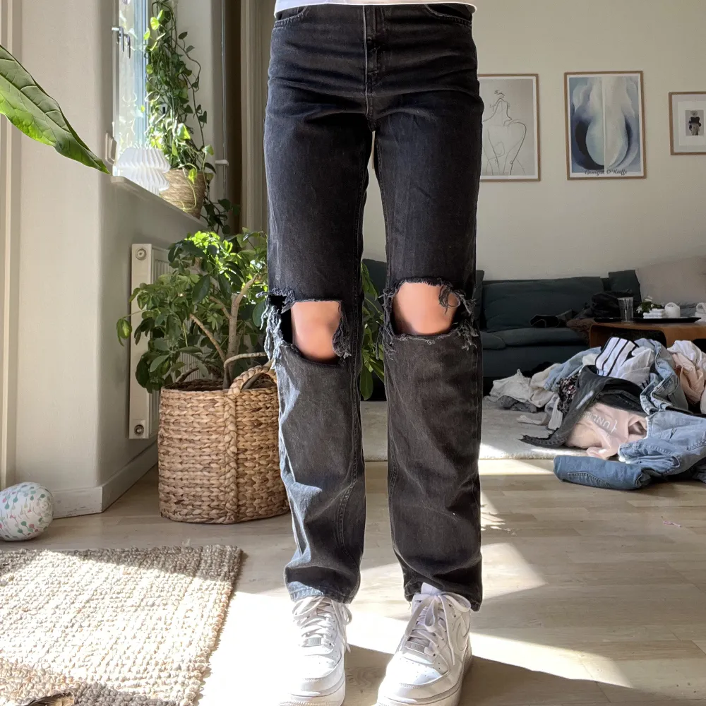 Säljer ett par svarta jeans med hål på knäna. Säljer pågrund av att dom inte kommer till användning. Använt 3-4 gånger. Tvättar innan jag postar, nypris 500kr.. Jeans & Byxor.