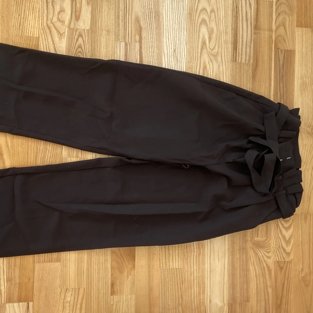 Svarta kostymbyxor från bikbok i sotorlek xs. Bra i längden för mig som är 166 och är högmidjade med knytning😋 Skriv för bilder på. Jeans & Byxor.