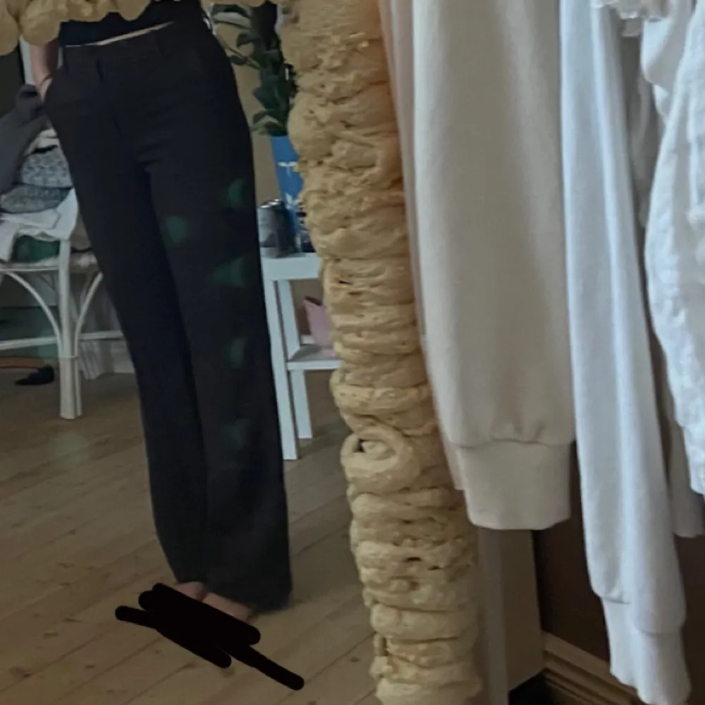 Raka mörkbruna kostymbyxor från Lindex i stl 36.  De är mörkbruna men kan se svarta ut på bilderna. Frakt betalar köparen, budgivning vid många intresserade.. Jeans & Byxor.