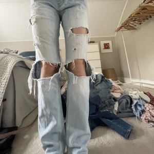 Low waist jeans  - Säljer dessa as balla low waist jeans i en superfin ljusblå färg!❤️