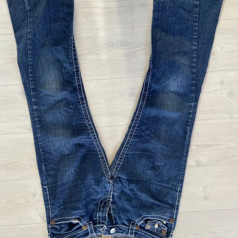 Säljer ett par true religion jeans som tyvärr inte har kommit till användning då de är beställda i fel storlek, och är alltså lite för korta för mig (passar nån som är 155-160). Hör av dig för frågor eller fler bilder🦋. Jeans & Byxor.