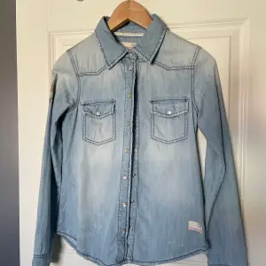 Säljer denna superfina jeansskjorta som tyvärr blivit för liten. Funkar perfekt att snvända som den är eller som en overshirt! Nyskick! Köpare står för frakt