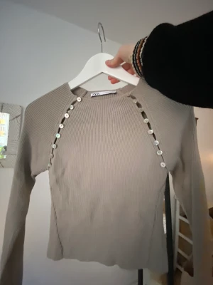 Zara tröja  - Stickad tröja med knappar på vardera arm. Skriv för mått elr fler bilder jag ka även mötas upp i Sthlm