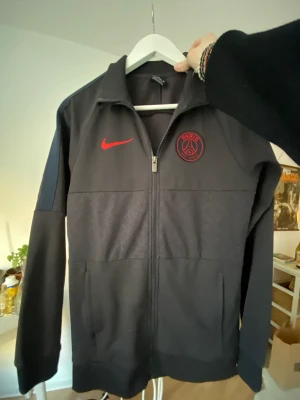 PSG ziptröja - Jätte bra skick knappt använd skickar mer bilder eller nått om det behövs den är stor för att vara xs skulle säga att den är närmare S/M.