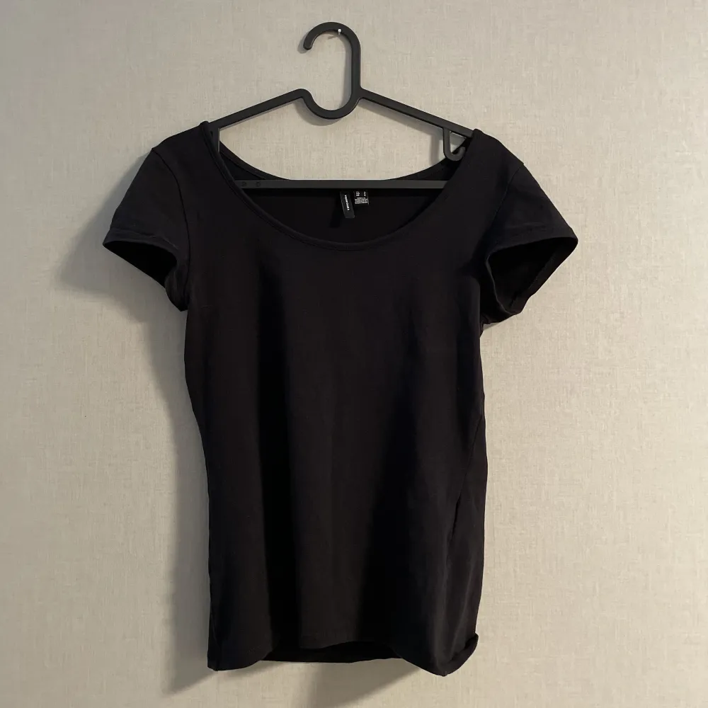 Enkel svart tröja som du kan ha på olika sätt🤗Kontakta mig om ni har några frågor!<3. T-shirts.