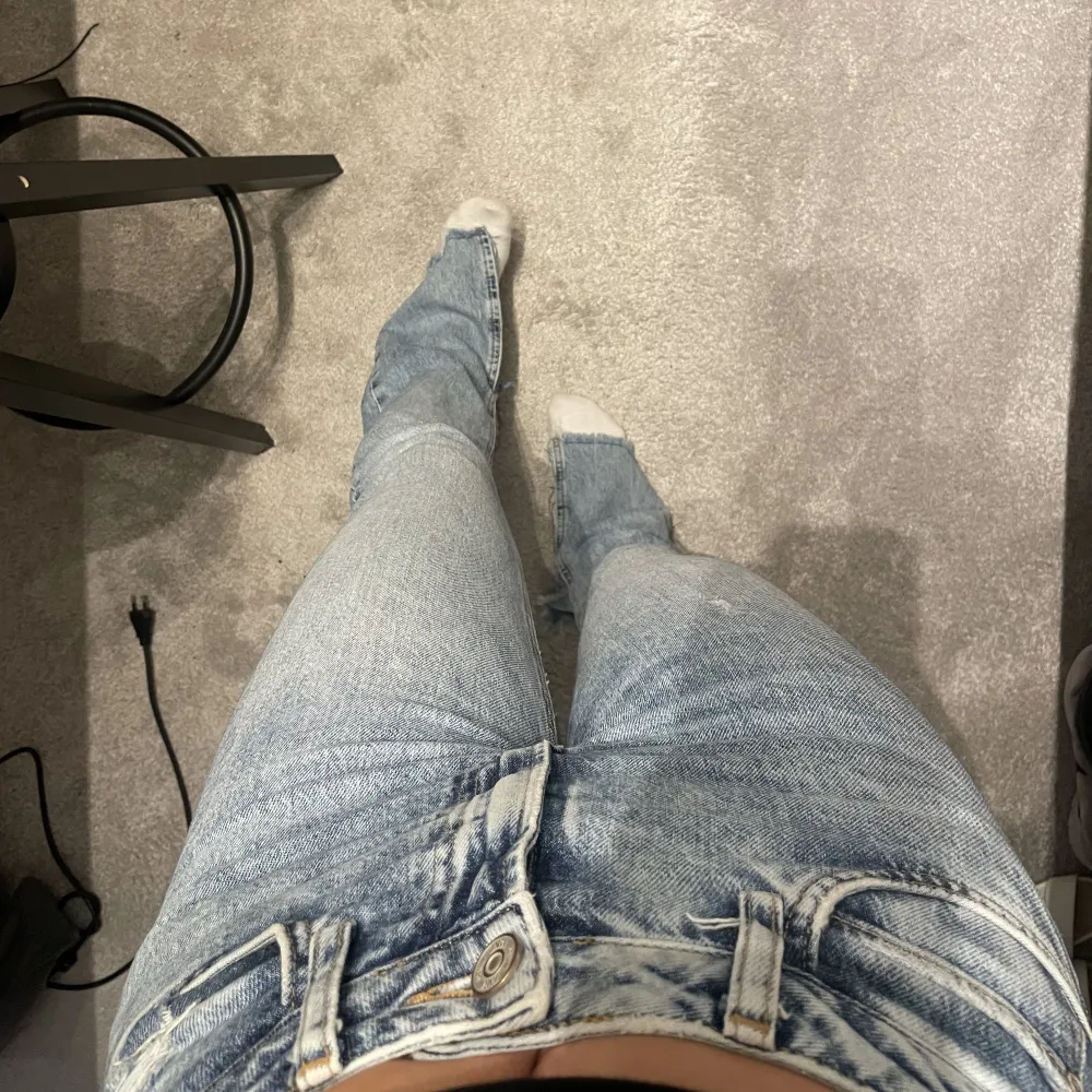 Säljer mina blåa zara jeans med slits, pga dom är för små för mig. Byxorna är bra skick och det är storlek 34 🌸. Jeans & Byxor.