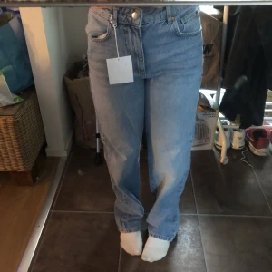 Bikbok straight jeans  - Superfina blåa jeans från bikbok som aldrig är använda med lappen kvar💕 I storlek 26/30 och säljer då de är för små för mig. Nypris 600kr säljs för 230kr