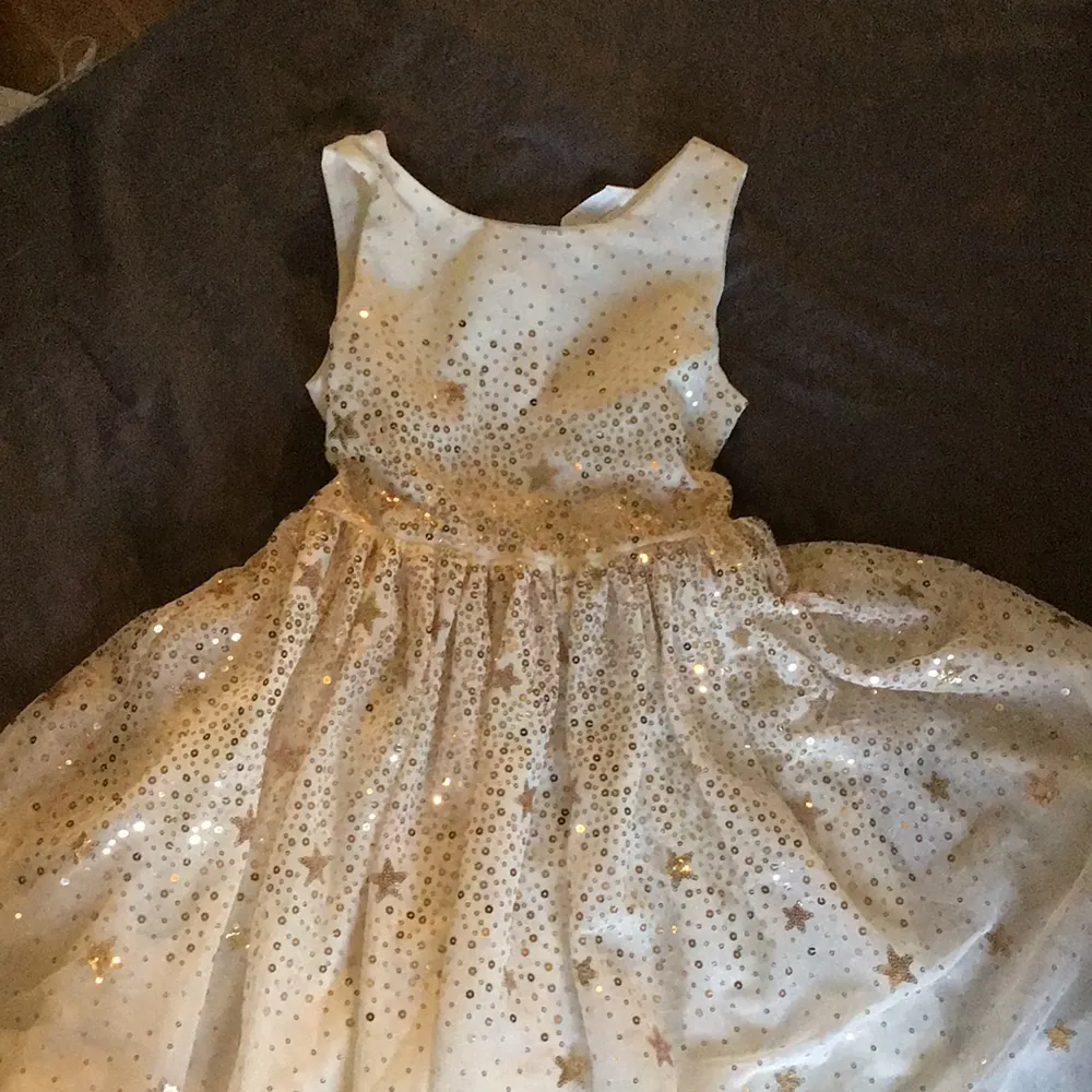 En jättefin klänning med guld paljetter. Helt ny inte använd, bra kvalitet ☺️ väldigt söt och fint glittrande.. Klänningar.
