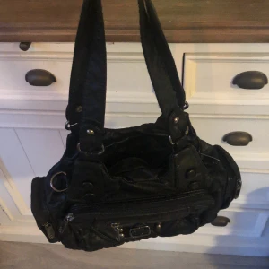 Svart väska - Använt lite som väska när det varit fest/utgång. Tycker den är assnygg. MÅNGA FICKOR. Jätteskönt material (inte riktigt läder). Köpte för någonting mellan 300-400. Säljer pga ska flytta måste rensa 😭 🙏 