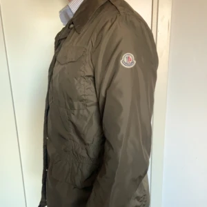Moncler jacka windbreaker - Säljer nu denna moncler jacka pga brist av användning, Perfekt och snygg till våren Skick 7,5/10, inga synliga flaws Nypris: 6300kr Storlek 5 passar L  Fraktas eller möts upp