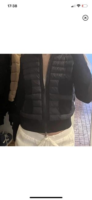 Moncler jacka  - Hej! Letar efter denna moncler modellen, har ni den så skriv gärna till mig. Kan tänka mig ge 3500