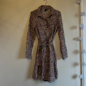 Klänning - Super fin klänning från vero Moda💗 Den är så fin att liva upp denna mörka årstiden och även till sena sommarkvällar.  Där är knytning i midjan som ger den en fin detalj.   Köparen står för frakt