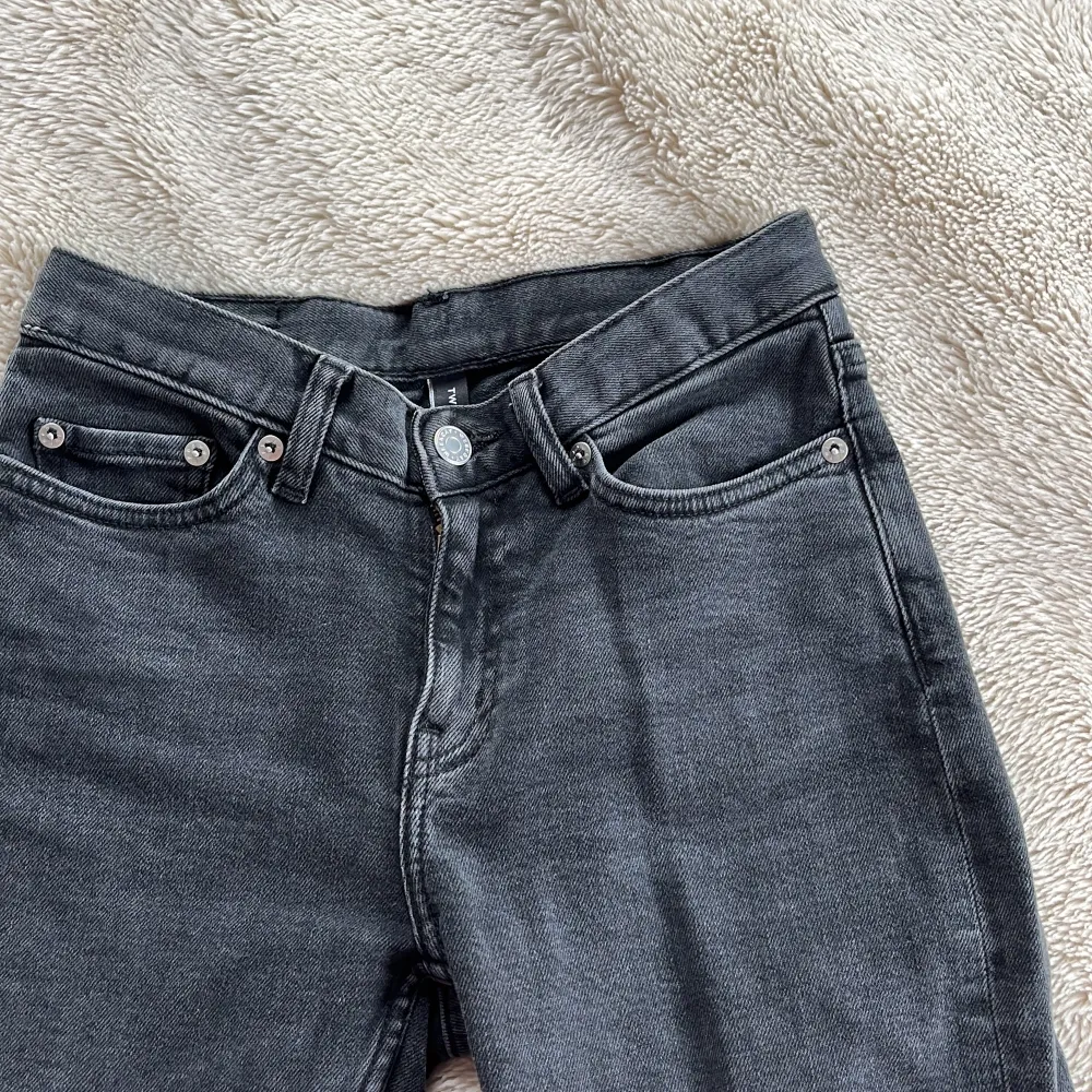 Superfina Lågmidjade gråa jeans i storlek 25/30 från weekday. De är i bra skick och är mycket fina i färgen, de är sparsamt använda och behöver en ny ägare :) modellen är twig!. Farkut & Housut.