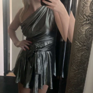 Klänning  - Säljer denna helt nya så coola klänning från zara💞