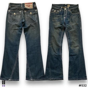 true religion jeans 532 - 💜Model: Joey Super T 💜Tag: 30/33 💜Waist: 38cm 💜Inseam: 82cm 💜Outseam: 106cm 💜Leg opening: 25cm 💜Flaws: lite skadade vid benöppningen