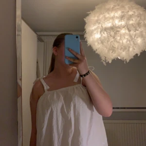 Vit topp - Säljer denna superfina vita topp med rosetter(som man knyter själv) på axlarnas! Den passar både till vardagen och till festliga tillfällen🥂 Väldigt fint skick då använd fåtal gånger. Bara att kontakta för mer info/bilder☺️