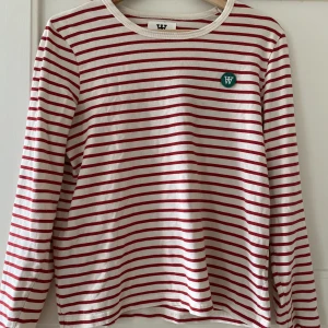 Wood Wood tröja - Säljer denna longsleeve tröja köpt från Wood Wood, mjukt material. Säljer pga växt ur :(  Är i storlek M, sitter som en S 