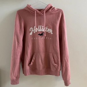 Hollister hoodie - Fin, rosa hollister hoodie. Nypris ca 600kr. Hör av dig vid intresse eller frågor💗