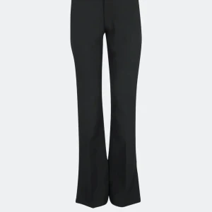 Svarta kostymbyxorna - Svarta kostymbyxor från bikbok. Lite lätt utsvängda. Används sparsamt