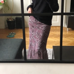 Långkjol från URBAN OUTFITTERS - Lila långkjol från urbanoutfitters. Org. pris 500kr. I bra skick. Aldrig använd! Säljer pga den inte passar min stil längre❤️