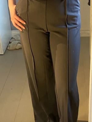  Kostymbyxor  - säljer dessa gråa kostymbyxorna ifrån HM.