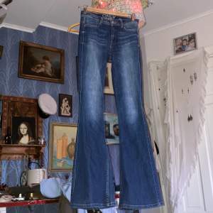 Verkligen så snygga och bekväma jeans med bootcut som jag tyvärr har växt ur och därav säljer! Storlek 27, från Only och i mycket bra skick🍓