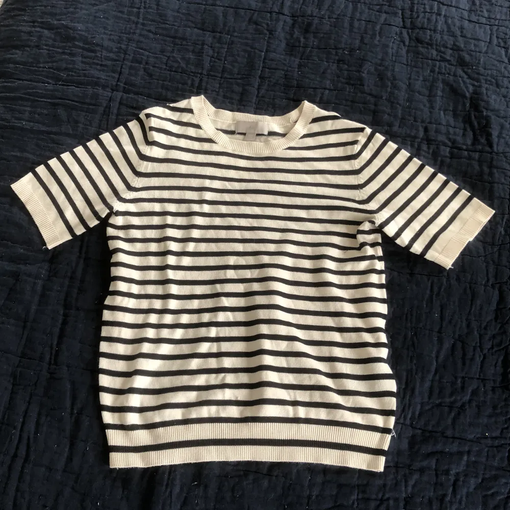 Jättefin randig stickad T-shirt perfekt till sommaren😻☀️Från H&M, Orginalpris: 179 kr Nypris: 49 kr❤️. T-shirts.
