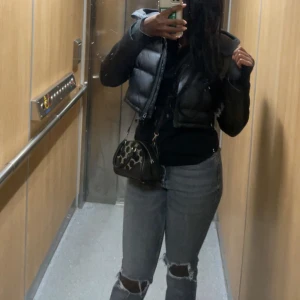 Zara jeans  - Säljer zara gråa jeans med slits och hål, i storlek 36 (nyskick) Ordinarie pris 359kr, då de inte passar mig  (den jag har på mig är i storlek 38)