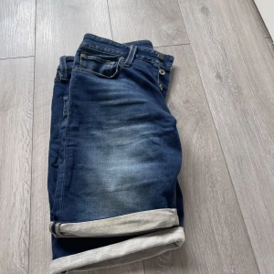 Denimshorts - Mörka denimshorts, regularfit.