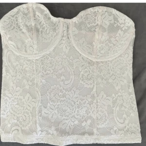 Vit spetskorsett - Jättefin topp från gina tricot, men använder inte, använd ca 3 gånger och är i bra skick. 275kr+ frakt