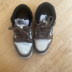 V-lows  - Bra skor kommer med lådan ganska bara skick. 