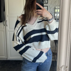 Stickad tröja - Säljer denna stickade, randiga tröjan så den tyvärr inte kommer till användning längre. Passar xs-m beroende på passform.